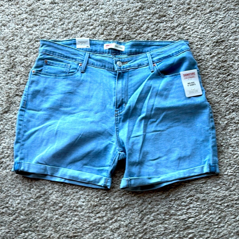 NWT Signature by Levi Strauss 5” shorts, smoke free home